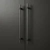 Bond_557020320-99-74_01 crna mat 320-410 ambijent Furnipart BOND ručkica, 410 mm, mat crna / gunmetal, šifra 557020320-99/74