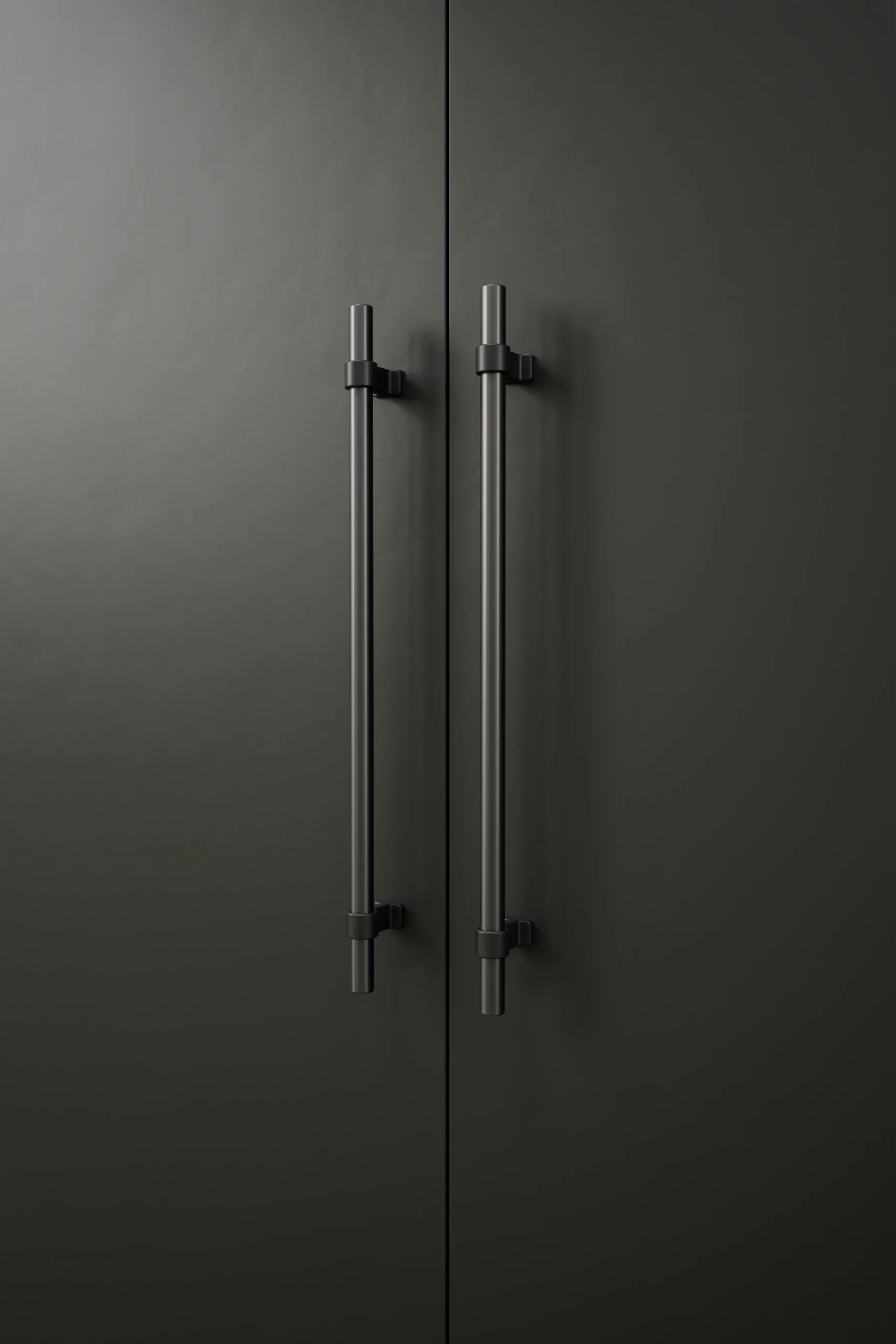 Bond_557020320-99-74_01 crna mat 320-410 ambijent Furnipart BOND ručkica, 410 mm, mat crna / gunmetal, šifra 557020320-99/74