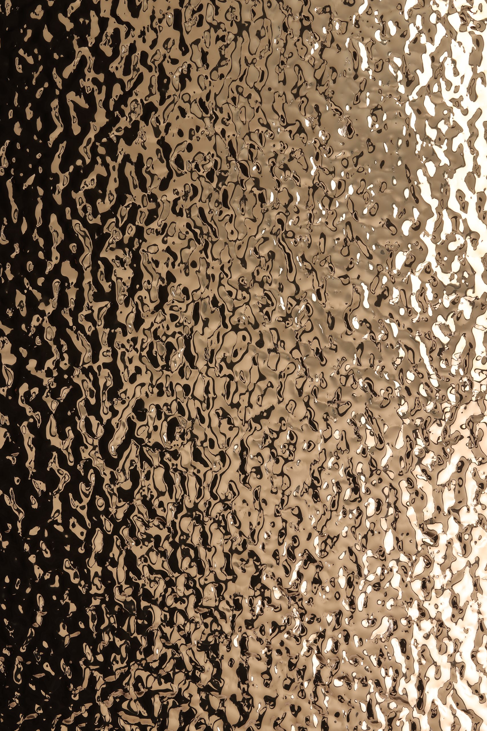 Detalj strukture aluminijskog dekora HOMAPAL Lava Solar Glow 472/636 sa zrcalnim sjajem.