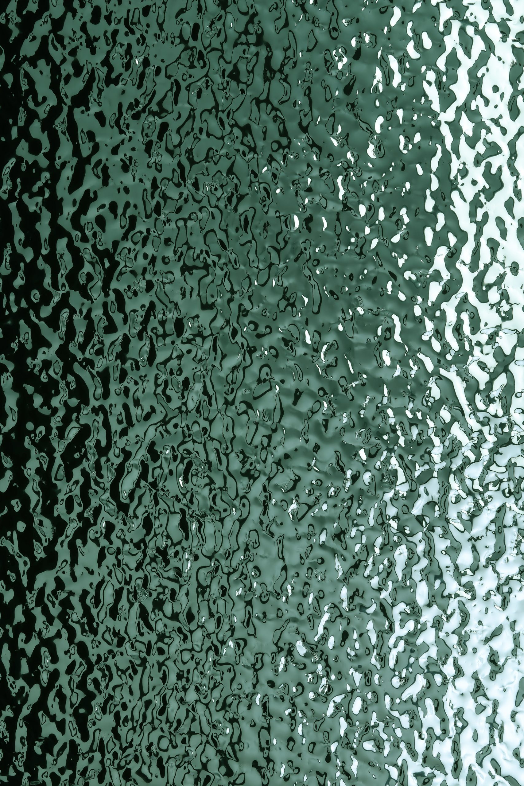 Detalj strukture aluminijskog dekora HOMAPAL Lava Moss Green 476/636 sa zrcalnim sjajem.